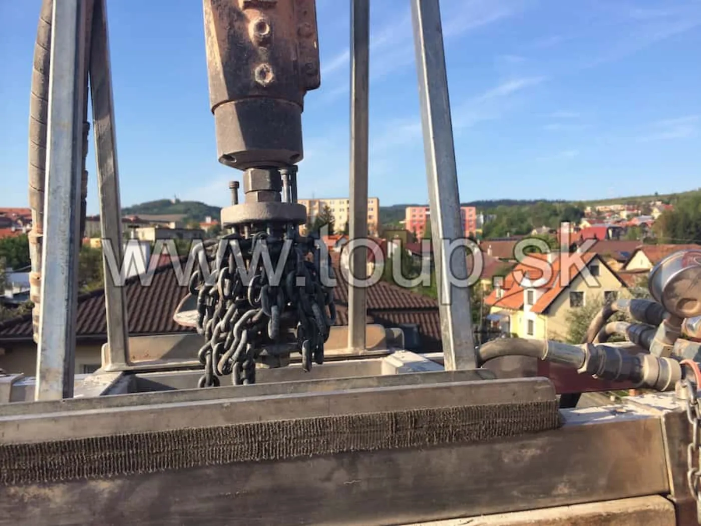 Frézování a vložkování komínu — oprava starého komínu nerezovou vložkou