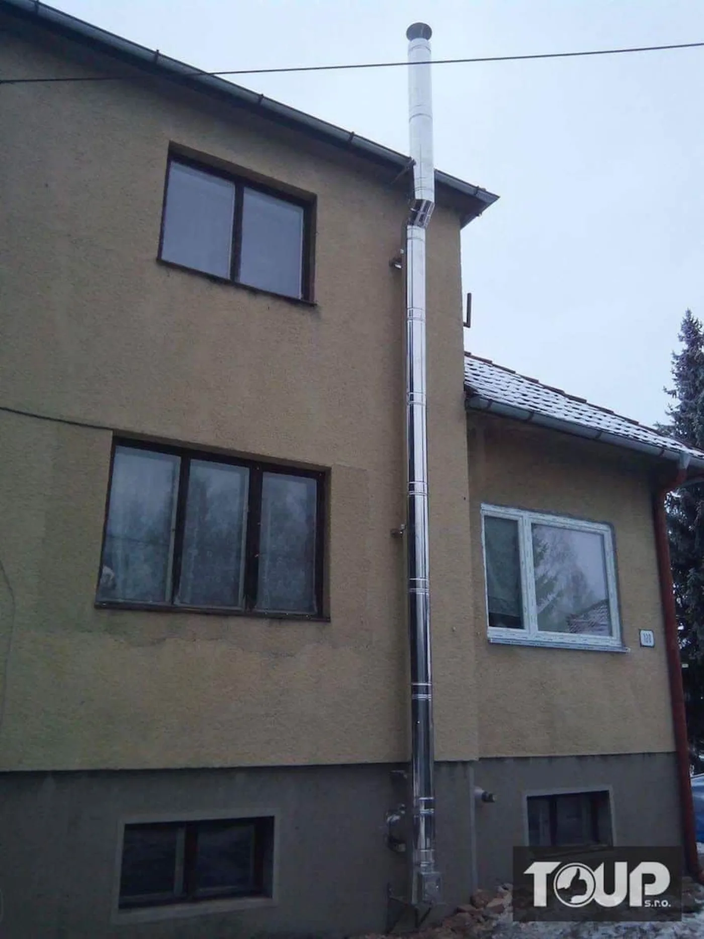 Montáž třívrstvého nerezového komínu po fasádě rodinného domu