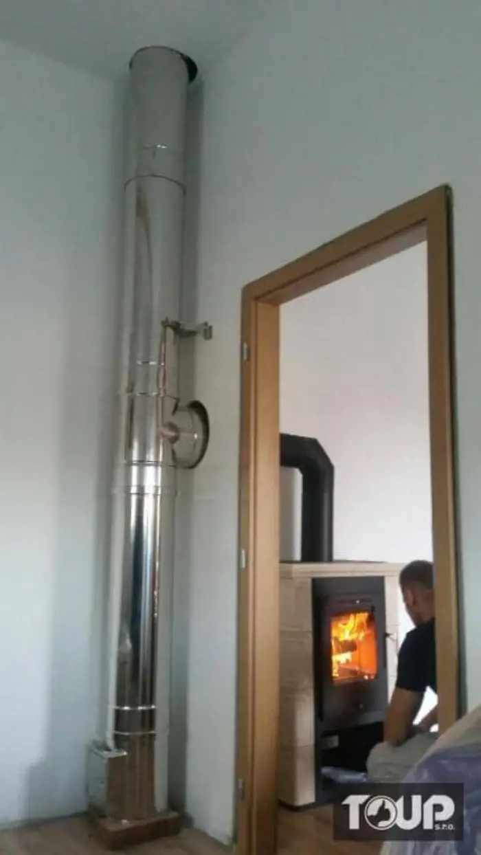 Trojvrstvový nerezový komín napojený ku krbu