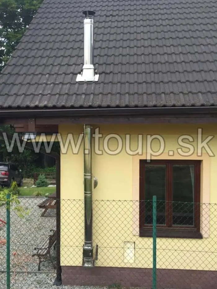 Montáž trojvrstvového nerezového komína po fasáde rodinného domu