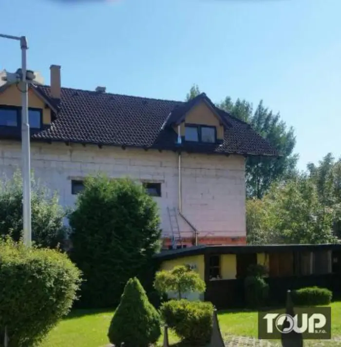 Nerezový trojvrstvový komín po fasáde rodinného domu