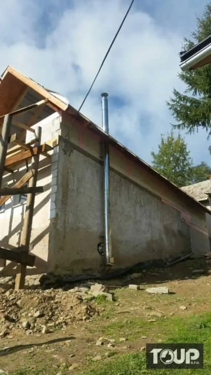 Trojvrstvový nerezový komín s prestupom cez strechu